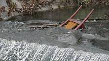 Hranický potok Velička je přehlídkou nejrůznějších odpadků. Kromě židlí tam padají i opilci