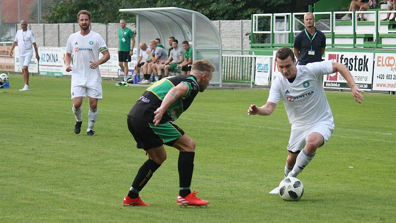 Fotbalisté Všechovic (v bílém) venku proti Bzenci