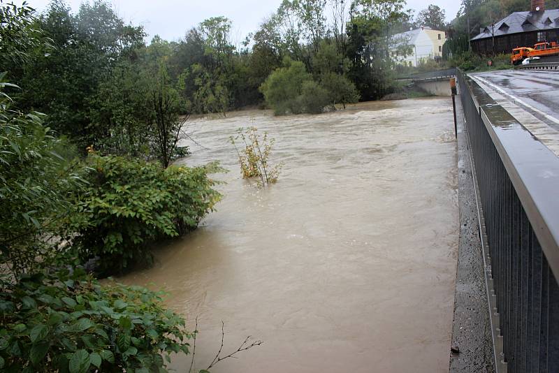 Bečva u ústeckého mostu a zatopené Mariánské údolí ve středu 14. října 2020 v 9.30 hodin.