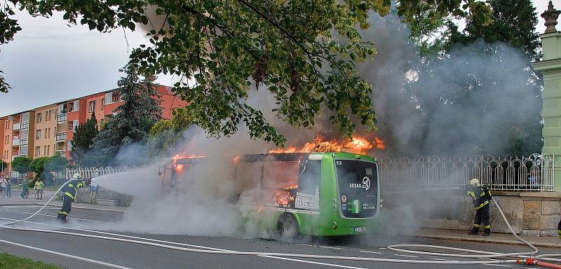 V neděli 10. června kolem 19.15 hodin hořel na třídě 1. máje v Hranicích elektrobus MHD