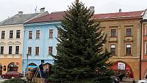 V Hranicích na náměstí už stojí vánoční strom