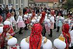 V ulicích Jalubí i před domy stárků pěli šohaji a děvčice slovácké písničky a tancovali.