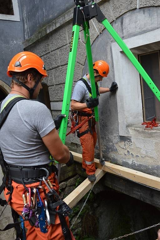 Hasiči z Uherského Hradiště ve čtvrtek 3. září na hradě Buchlově nacvičovali záchranu osoby, která spadla do 14 metrů hluboké studny. 