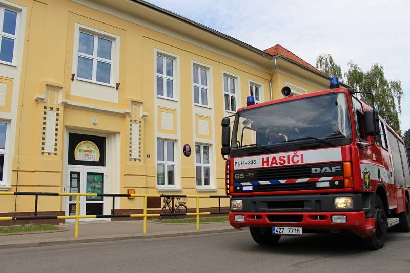 Dobrovolní hasiči z pěti obcí na Uherskobrodsku si vyzkoušeli evakuaci a záchranu dětí ze základní školy v Horním Němčí.