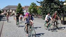 U orlovny na Mariánském náměstí se v sobotu sešlo třicet pět recesistů na bicyklech, aby se vydali na 40. ročník jízdy Giro de Pivko. 