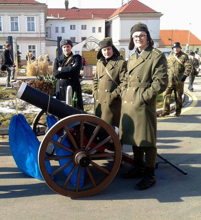 Fašankovou obchůzku zahájili v Kunovicích tradičně po výstřelu děla před radnicí. Foto: 