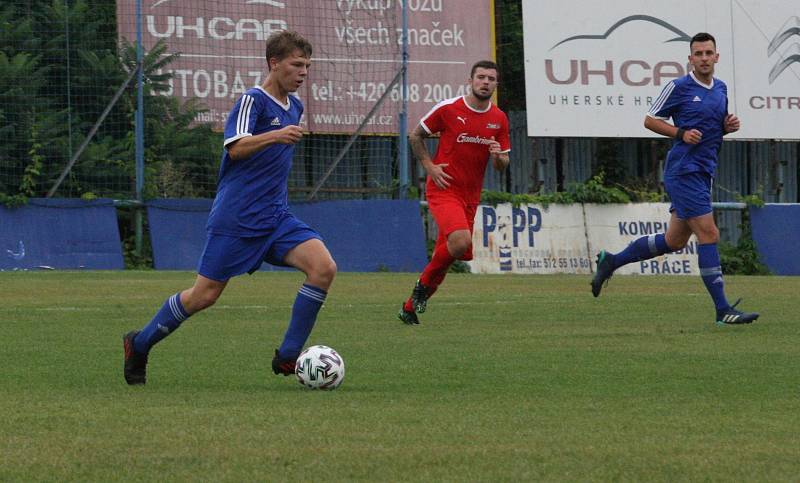 Fotbalisté Kunovic (modré dresy) ve 3. kole krajské I. A třídy skupiny B podlehli Újezdci 1:4.