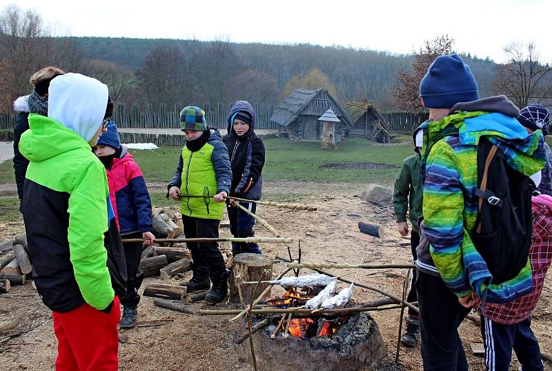 Chýše starých Slovanů provoněla už poosmnácté jídla skautských kuchtíků a kuchtiček.