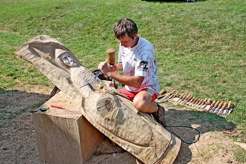 MISTŘI DLÁTA: Ve skanzenu Modrá probíhá v rámci akce Den medu a medoviny řezbářské sympozium.