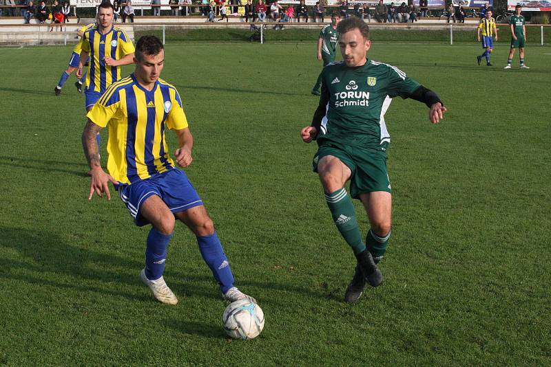 Fotbalisté Nivnice (zelené dresy) v 10. kole krajské I. A třídy skupiny B doma zdolali Buchlovice 2:0.