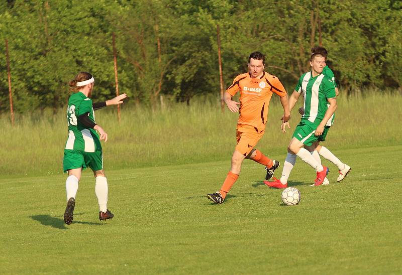 Fotbalisté Ostrožské Lhoty (oranžové dresy) v derby podlehli Ostrožské Nové Vsi 0:2.