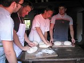 Pečení chleba jako za časů našich prababiček si v sobotu 11. června opět vyzkoušeli folkloristé z Dolního Němčí. 