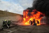 Ohnivé inferno v silážní jámě. Z hořícího traktoru prchl řidič na poslední chvíli.