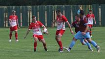 Fotbalisté Slavkova (bíločervené dresy) na úvod nové sezony zdolali Velký Ořechov 1:0.