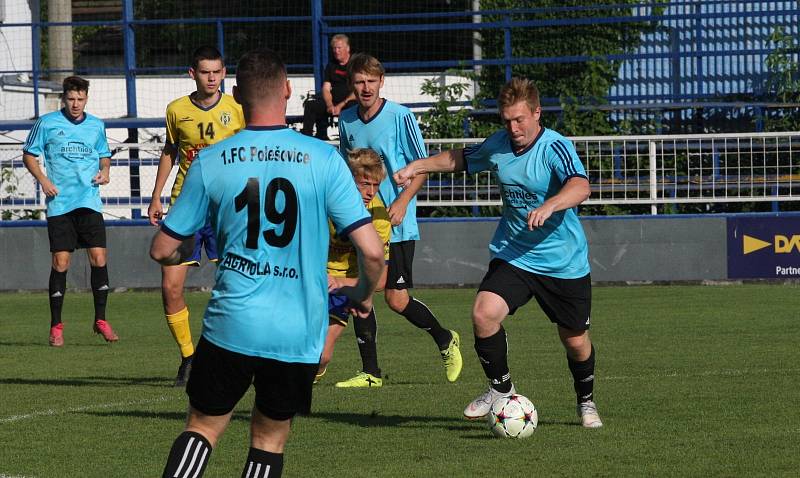 Fotbalisté Starého Města (žluté dresy) v 5. kole krajské I. B třídy skupiny C zdolali Polešovice 1:0.