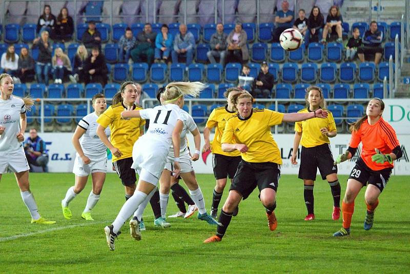 Fotbalistky Slovácka (v bílých dresech) zdolaly na Městském stadionu Horní Heršpice 2:1. Foto: Petr Zapletal