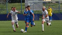 Fotbalisté Slovácka B (bílé dresy) v páteční předehrávce 32. kola MSFL remizovali na hřišti v Kunovicích s juniorkou Ostravy 2:2.