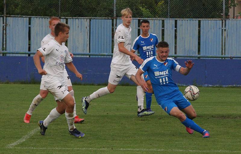 Fotbalisté Slovácka B (bílé dresy) v páteční předehrávce 32. kola MSFL remizovali na hřišti v Kunovicích s juniorkou Ostravy 2:2.