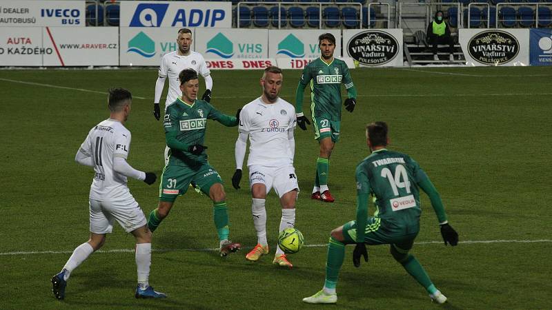 Fotbalisté Slovácka (v bílých dresech) proti Karviné