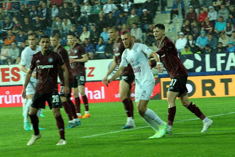 Fotbalisté Slovácka (bílé dresy) ve 4. kole nadstavby FORTUNA:LIGY vyzvali Spartu