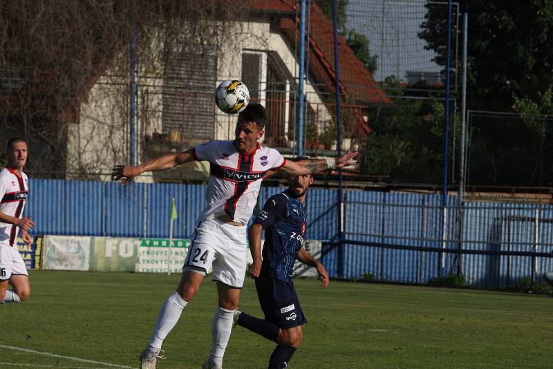 Fotbalisté Slovácka (modré dresy) v úterním přípravném zápase zdolali Zlaté Moravce 1:0.