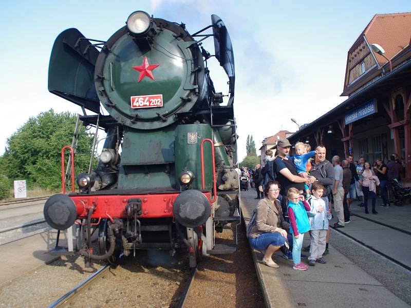 Parní lokomotiva Rosnička přivezla do Hradiště soupravu plnou návštěvníků Slováckých slavností vína.