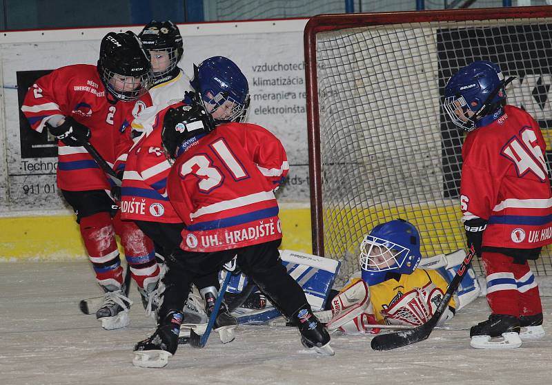 Nejmenší hokejisté HC Uherské Hradiště uplynulou sobotu získávali další zkušenosti ve slovenském Trenčíně.