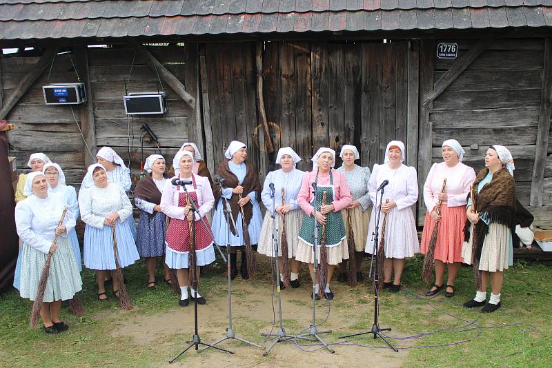 V uherskohradišťském parku Rochus se ochutnávaly báleše s povidly i domácí zabijačka na čtvrtém ročníku Slováckého festivalu vůní a chutí.