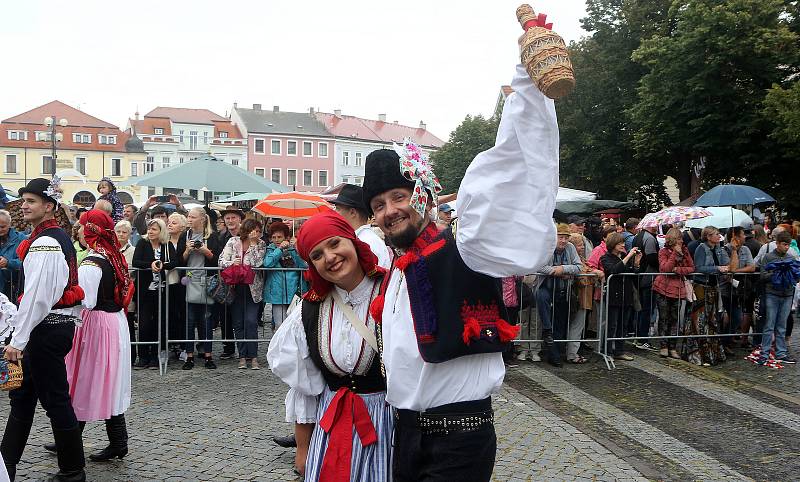 Tradičnímu defilé na Masarykově náměstí nepřálo počasí.