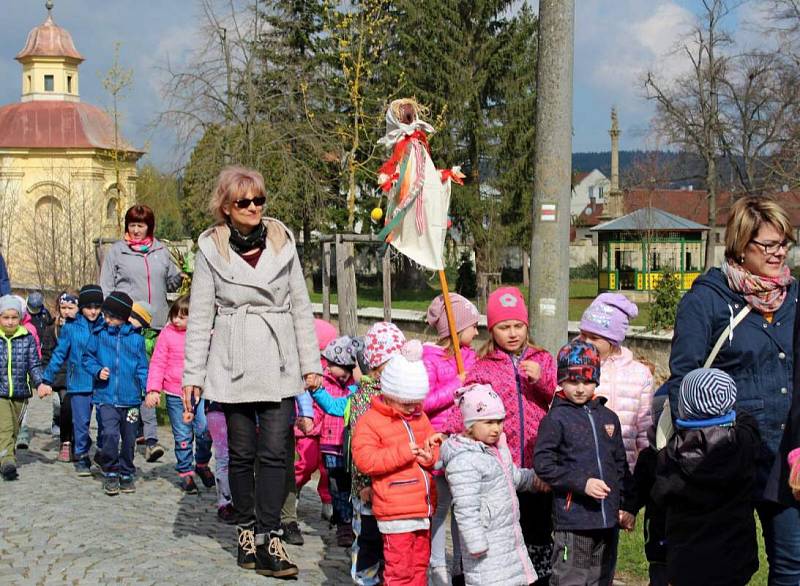 Děti z velehradské školky vynesly zimu