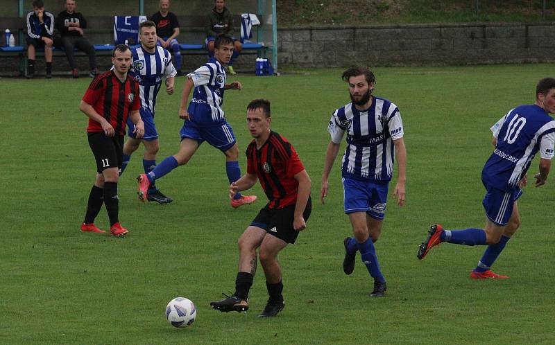 Fotbalisté Zlechova (červené dresy) prohráli ve 2. kole krajského poháru s Nedachlebicemi 1:2 na penalty.