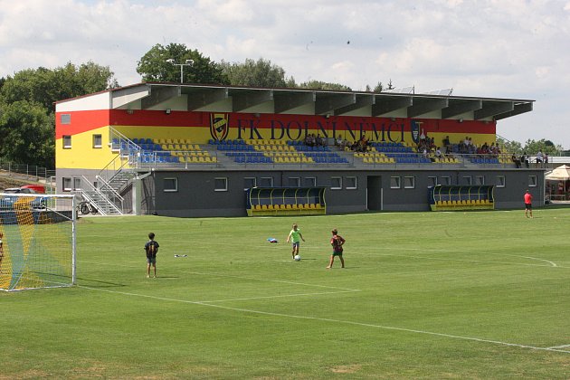 Fotbalisté Dolního Němčí mají novou tribunu i kabiny, které v sobotu slavnostně otevřeli.