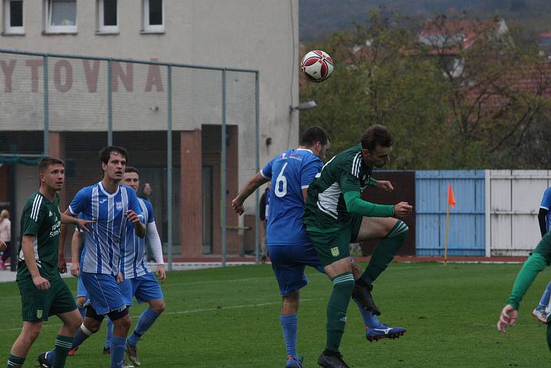 Fotbalisté Hluku (modré dresy) zakončili podzimní část sezony domácí výhrou nad Nivnicí 3:1.