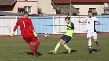 Fotbalisté Hluku (fosforové dresy) v dohrávce 10. kola krajské I. A třídy skupiny B deklasovali Bojkovice 8:1.