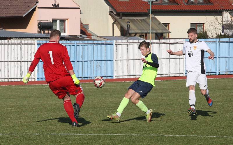 Fotbalisté Hluku (fosforové dresy) v dohrávce 10. kola krajské I. A třídy skupiny B deklasovali Bojkovice 8:1.