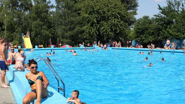 Milovníci koupání, slunění i chládku si přišli o víkendu na své na koupališti v Kunovicích.