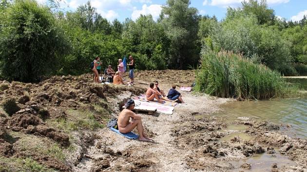 Nudistická pláž na jezerech v Ostrožské Nové Vsi. Ilustrační foto.