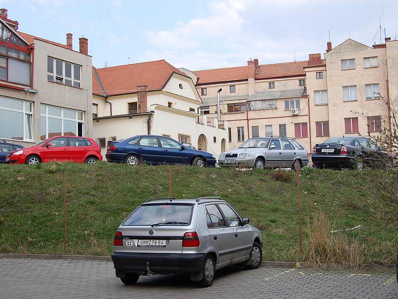 Parkování v centru Uherského Brodu. Ilustrační foto.