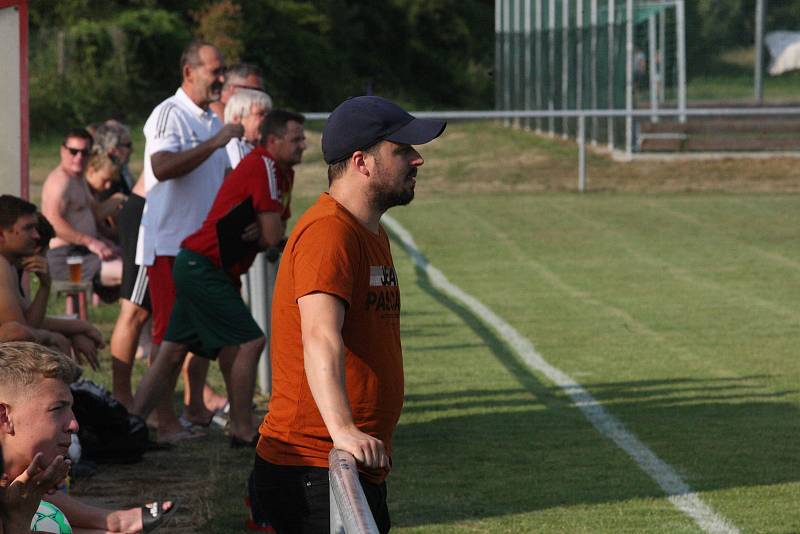 Fotbalisté Prakšic (modrožluté dresy) v I. kole krajského poháru Zlínska podlehli favorizované Nivnici 0:3.