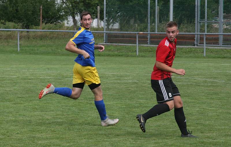 Fotbalisté Prakšic (modré dresy) vstoupili do nové sezony domácí výhrou nad Babicemi 1:0.