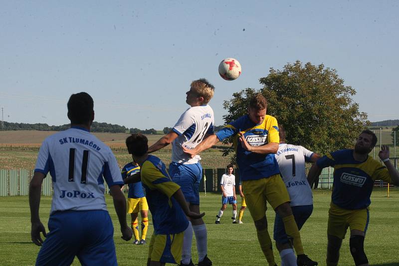 Fotbalisté Slavkova (modré dresy) v 7. kole I.B třídy přehráli oslabený Tlumačov 3:0.