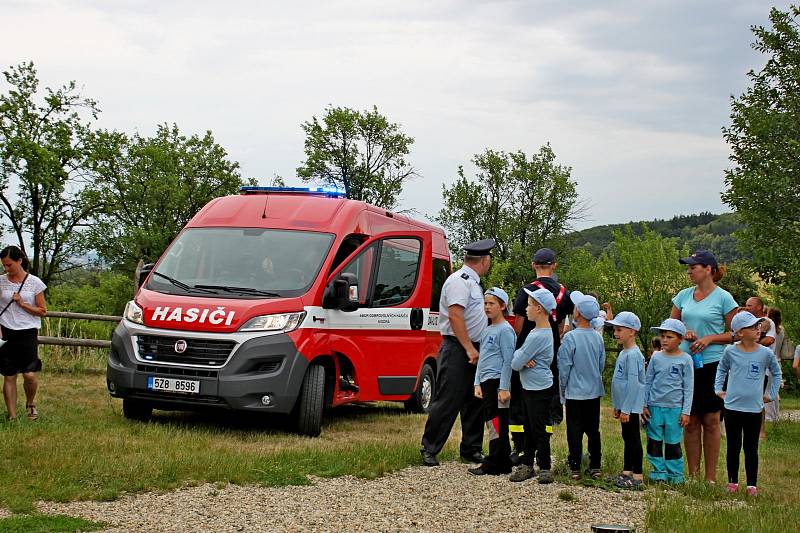 U kostelíku sv. Jana se konala v nedělním podvečeru mimořádná společenská událost, pořádaná na oslavu sv. Jana a požehnání nového hasičského auta.