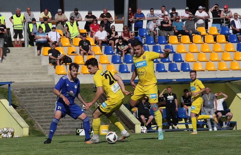 Fotbalisté Strání (žluté dresy) ve 22. kole divize E podlehli Šumperku 1:3 a v tabulce klesli na poslední místo.