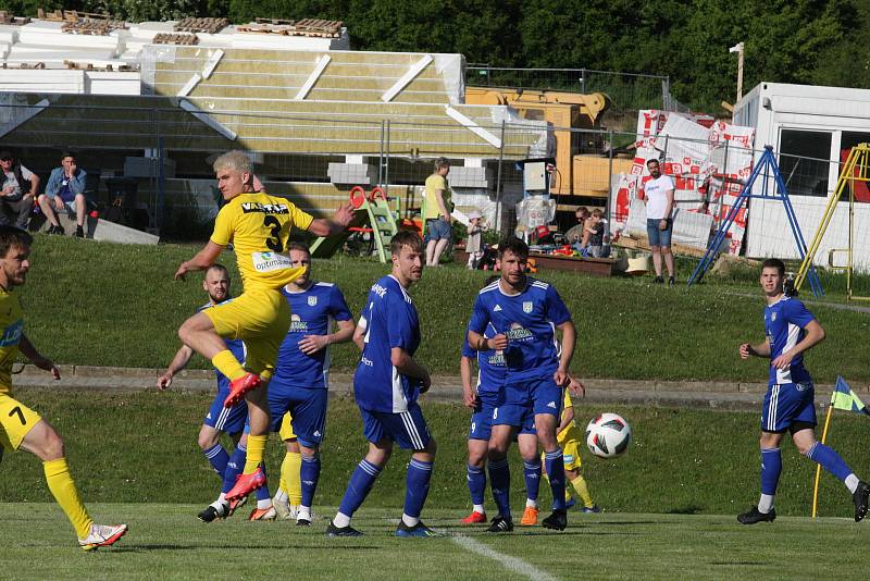 Fotbalisté Strání (žluté dresy) ve 22. kole divize E podlehli Šumperku 1:3 a v tabulce klesli na poslední místo.