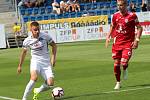 Fotbalisté Slovácka (v bílých dresech) nastoupili proti Olomouci i s bývalým reprezentantem Michalem Kadlecem.