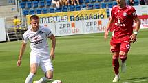 Fotbalisté Slovácka (v bílých dresech) nastoupili proti Olomouci i s bývalým reprezentantem Michalem Kadlecem.