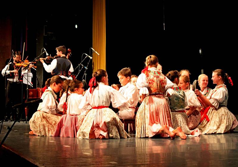 Třináct dětských folklorních souborů roztleskalo čtyři stovky diváků.