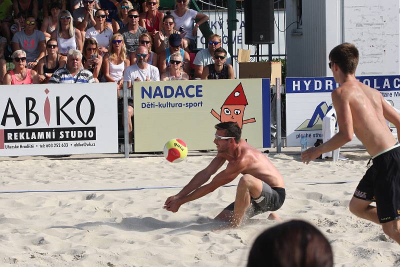 Přední český plážový volejbalista David Schweiner slavil na exhibici v Uherském Hradišti zaslouženou výhru, když v rámci Slováckého léta se svým trenérem Andreou Tomatisem porazil narychlo sestavený pár Filip Habr - Adam Štoček 2:0 na sety.