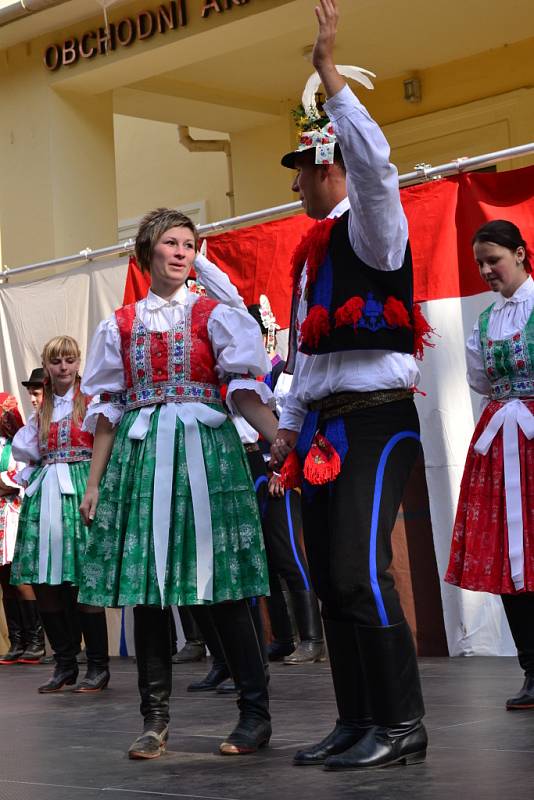 Krojovaný průvod obcí odstartoval ve Vinohradské ulici a cíl měl na Masarykově náměstí v Uherském Hradišti.