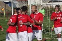 Fotbalisté Uherského Brodu (červené dresy) doma v sobotu zdolali Vrchovinu.